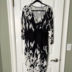 NY&Co Black and White Sheath Dress with V-Neck & Rosettes accents. NWT size XL